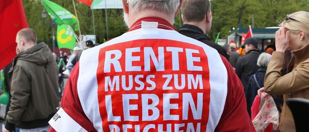 Ein Demonstrant auf einer früheren DGB-Demo. (Archivbild)