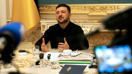 President of Ukraine Volodymyr Zelenskyy participates in a briefing at the Office of the President following the Staff meeting, Kyiv, Ukraine, November 7, 2025. Photo by Pavlo Bahmut/Ukrinform Briefing of Ukrainian President following Staff meeting in Kyiv PUBLICATIONxNOTxINxRUSxBLR Copyright: xPavloxBahmutx