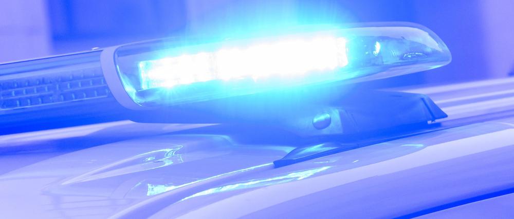 Ein Blaulicht leuchtet auf einem Einsatzfahrzeug der Polizei. (Symbolbild)