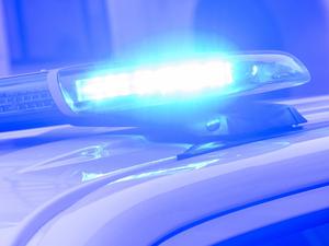 Ein Blaulicht leuchtet auf einem Einsatzfahrzeug der Polizei. (Symbolbild)