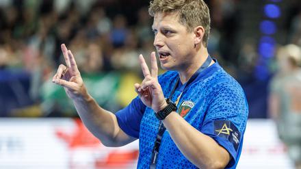 Füchse-Trainer Nicolej Krickau zeigt an: Zwei Siege benötigen die Füchse, um das Pokal-Endspiel zu erreichen.