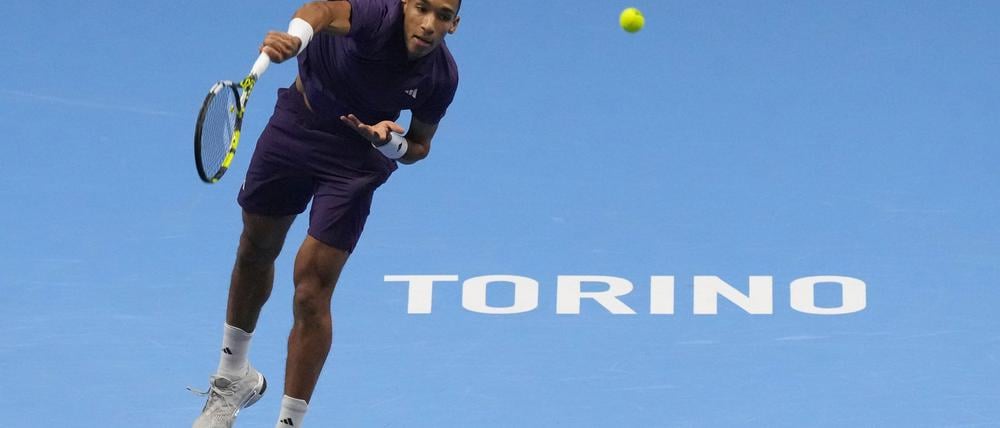 Felix Auger-Aliassime feiert den ersten Sieg bei den ATP Finals