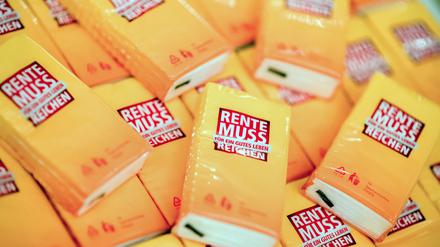 „Rente muss reichen“: Da würden wohl viele zustimmen. Doch was das genau heißt, ist politisch höchst umstritten.