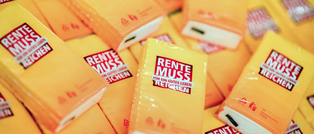 „Rente muss reichen“: Da würden wohl viele zustimmen. Doch was das genau heißt, ist politisch höchst umstritten.