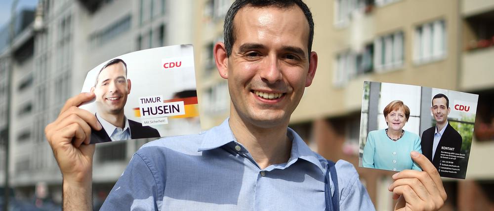 Timur Husein hält am 30.08.2017 in Berlin beim Haustürwahlkampf Flyer seiner Partei.