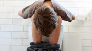 Anzeichen für eine Austrocknung: spärliches, dunkel gefärbtes Urin und trockene Schleimhäute.