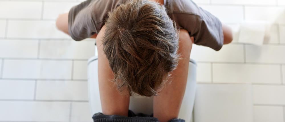 Anzeichen für eine Austrocknung: spärliches, dunkel gefärbtes Urin und trockene Schleimhäute.