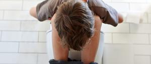 Anzeichen für eine Austrocknung: spärliches, dunkel gefärbtes Urin und trockene Schleimhäute. 