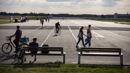Menschen auf dem Tempelhofer Feld in Berlin.
