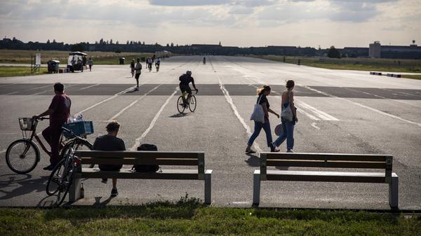 Menschen auf dem Tempelhofer Feld in Berlin.