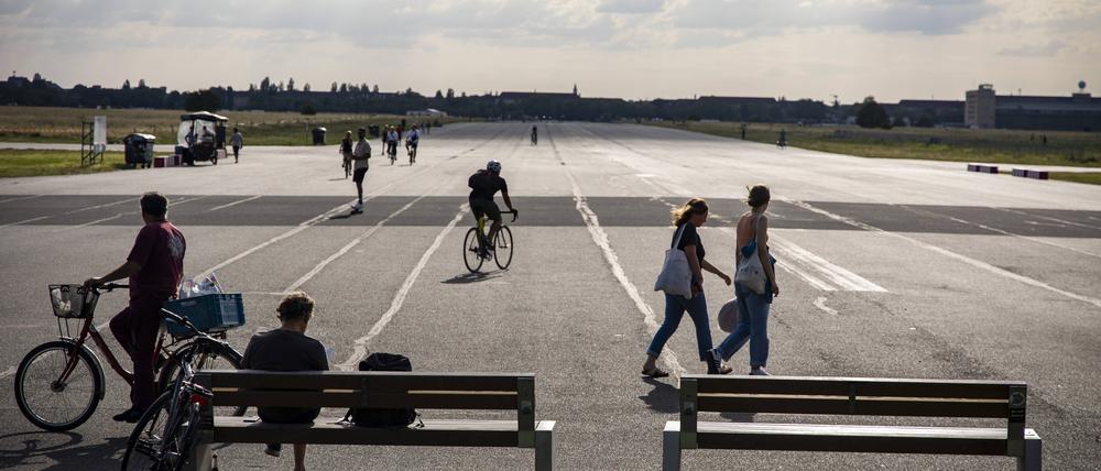 Menschen auf dem Tempelhofer Feld in Berlin.