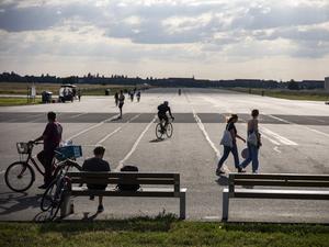 Menschen auf dem Tempelhofer Feld in Berlin