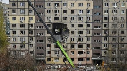 Apartment buildings hit during a Russian drone strike, amid Russia's attack on Ukraine, in Dnipro, Ukraine November 8, 2025. REUTERS/Mykola Synelnykov
