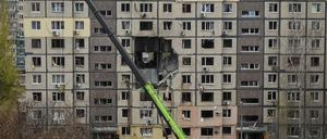 Apartment buildings hit during a Russian drone strike, amid Russia's attack on Ukraine, in Dnipro, Ukraine November 8, 2025. REUTERS/Mykola Synelnykov