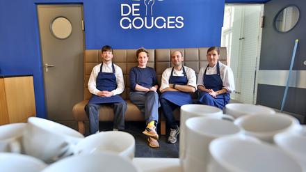 Alexander Engel, Lena Frenkel, Nils Noyen und Ute Schroeder bereiten das De Gouges im Justizzentrum vor.