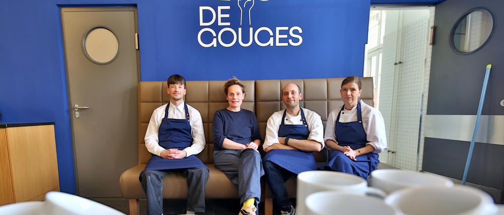 Alexander Engel, Lena Frenkel, Nils Noyen und Ute Schroeder bereiten das De Gouges im Justizzentrum vor.