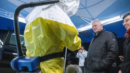 Bundeslandwirtschaftsminister Alois Rainer (CSU) dankte bei seinem Antrittsbesuch den Mitarbeitern des Friedrich-Loeffler-Instituts (FLI) für ihre Arbeit, die auch zur Eindämmung von Tierseuchen wie der Geflügelpest beiträgt.