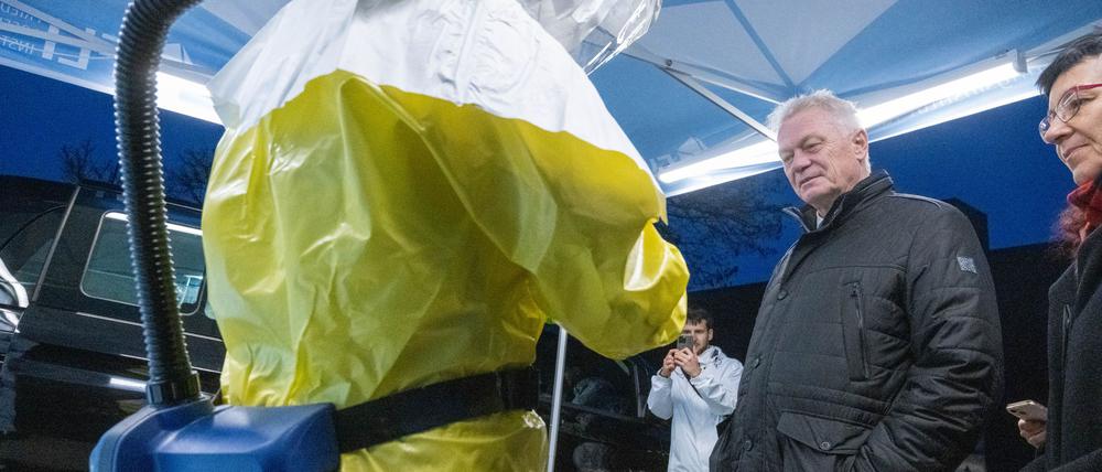 Bundeslandwirtschaftsminister Alois Rainer (CSU) dankte bei seinem Antrittsbesuch den Mitarbeitern des Friedrich-Loeffler-Instituts (FLI) für ihre Arbeit, die auch zur Eindämmung von Tierseuchen wie der Geflügelpest beiträgt.
