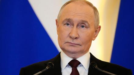 Der russische Präsident Wladimir Putin schaut, als er und der kasachische Präsident Tokajew während ihres Treffens im Großen Kremlpalast per Videokonferenz vor der Plenarsitzung des Interregionalen Kooperationsforums Russland-Kasachstan in Uralsk, Kasachstan, sprechen.