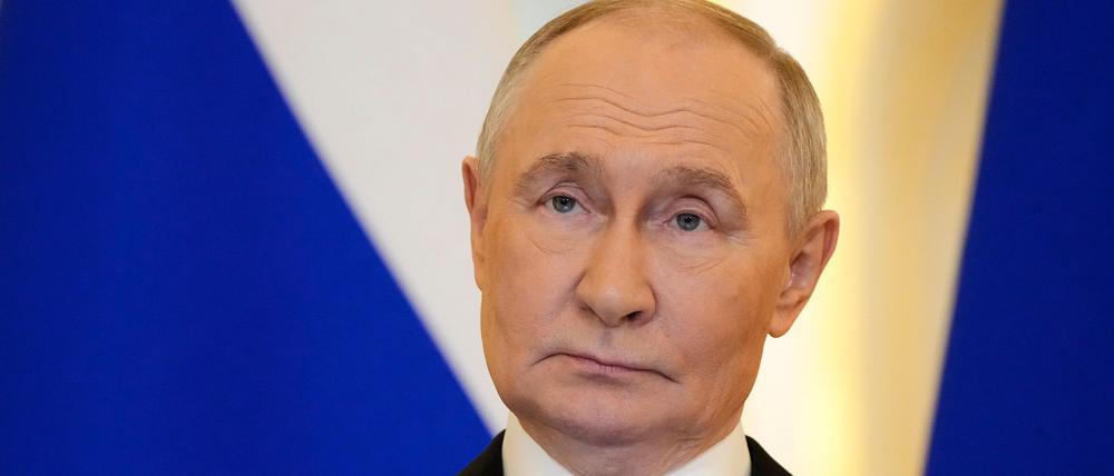 Der russische Präsident Wladimir Putin schaut, als er und der kasachische Präsident Tokajew während ihres Treffens im Großen Kremlpalast per Videokonferenz vor der Plenarsitzung des Interregionalen Kooperationsforums Russland-Kasachstan in Uralsk, Kasachstan, sprechen.