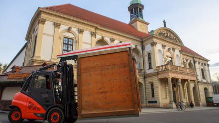 Ein Gabelstabler verstetz auf dem Alten Markt vor dem Rathaus der Stadt Magdeburg eine Hütte vom Magdeburger Weihnachtsmarkt. Der Weihnachtsmarkt wird derzeit aufgebaut. 