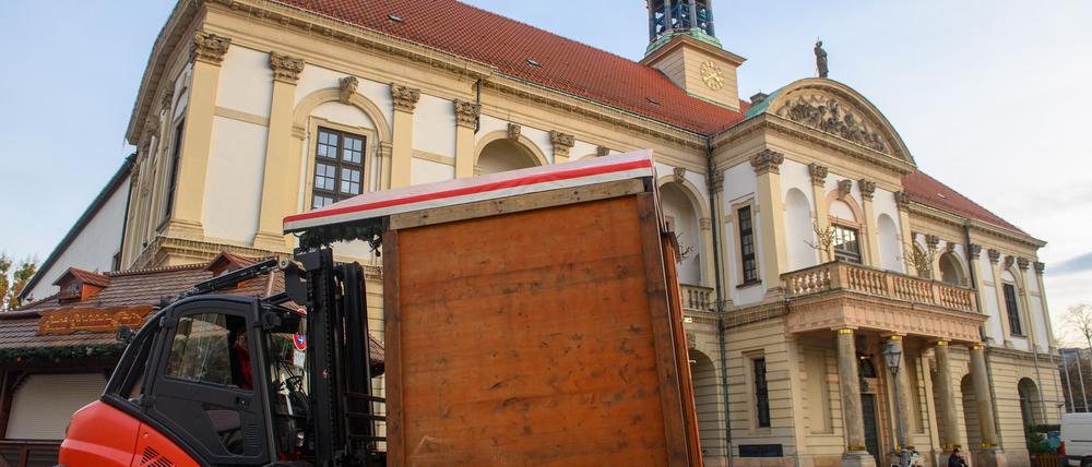 Ein Gabelstabler verstetz auf dem Alten Markt vor dem Rathaus der Stadt Magdeburg eine Hütte vom Magdeburger Weihnachtsmarkt. Der Weihnachtsmarkt wird derzeit aufgebaut. 