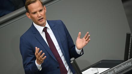 Hendrik Streeck (CDU), Bundesbeauftragter für Sucht- und Drogenfragen, spricht in der Debatte im Bundestag. 
