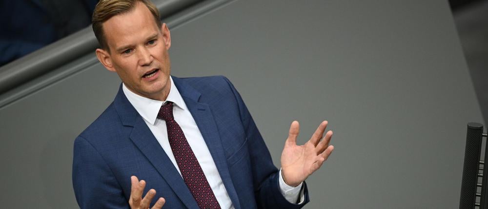 Hendrik Streeck (CDU), Bundesbeauftragter für Sucht- und Drogenfragen, spricht in der Debatte im Bundestag. 