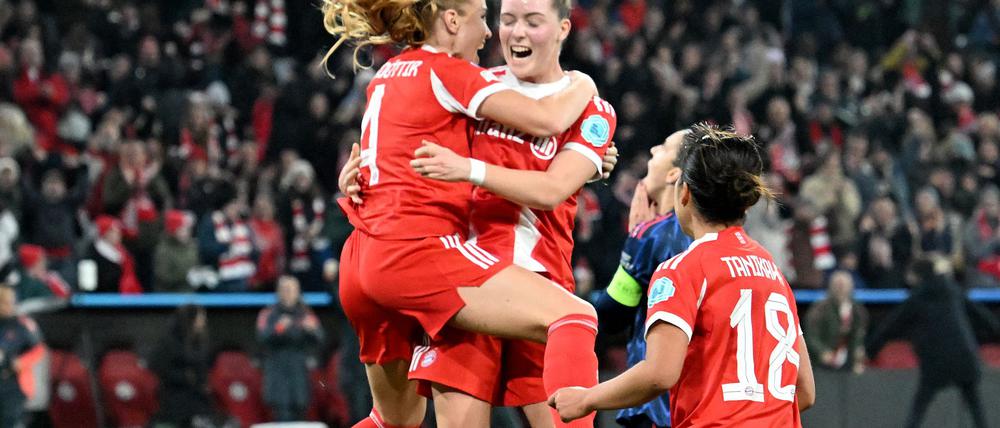 Glodis Viggosdottir (links) lässt sich für den Siegtreffer feiern.