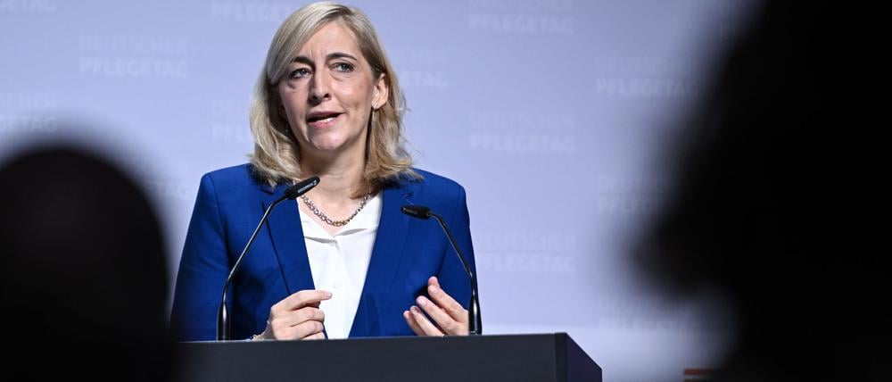 Nina Warken (CDU), Bundesministerin für Gesundheit spricht bei der Eröffnungsveranstaltung des 12. Deutschen Pflegetags. 