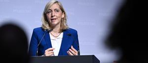 Nina Warken (CDU), Bundesministerin für Gesundheit spricht bei der Eröffnungsveranstaltung des 12. Deutschen Pflegetags. 