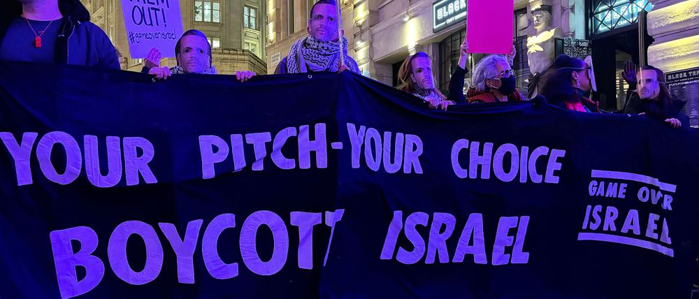 Die Aktivisten fordern den Ausschluss Israels aus dem europäischen Fußball.