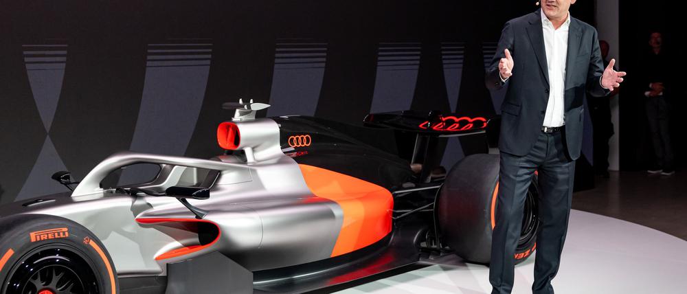 Audi-Boss Gernot Döllner vor seinem neuen Schmuckstück.