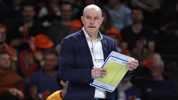 Trainer Joel Banks steht bei den Volleys in der Kritik.