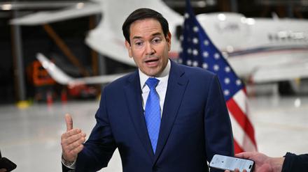 US-Außenminister Marco Rubio spricht nach dem G7-Treffen mit Reportern.