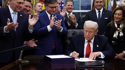US-Präsident Donald Trump unterschreibt das Gesetz für den Übergangshaushalt. Damit ist der Shutdown beendet.