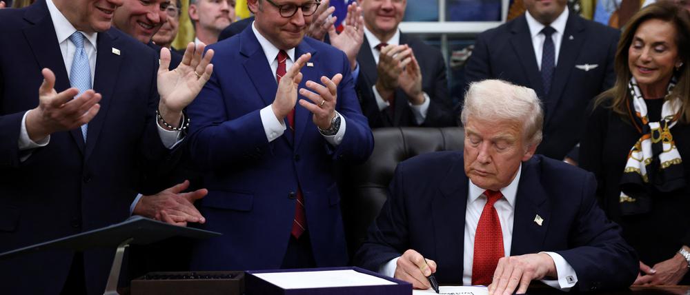 US-Präsident Donald Trump unterschreibt das Gesetz für den Übergangshaushalt. Damit ist der Shutdown beendet.