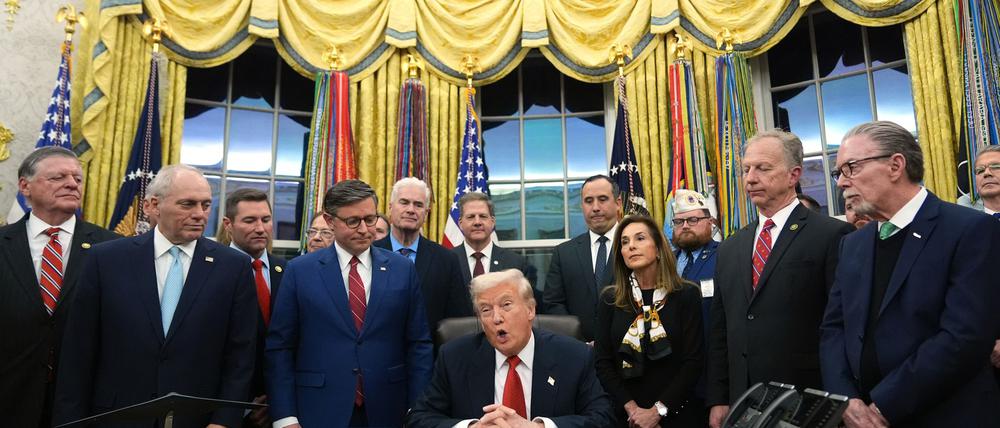 US-Präsident hat hochrangige Politiker seiner republikanischen Partei zur Unterzeichnung des Gesetzespakets zum Ende des Shutdowns ins Weiße Haus gebeten.