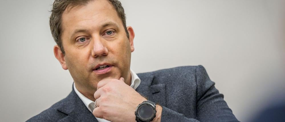 Der Vizekanzler reist als erster Minister der schwarz-roten Bundesregierung nach Peking. (Archivbild)