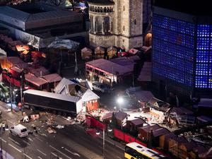 Im Gegensatz zu heute gab es damals rund um den Breitscheidplatz noch keine Schutzbarrieren (Archivbild)