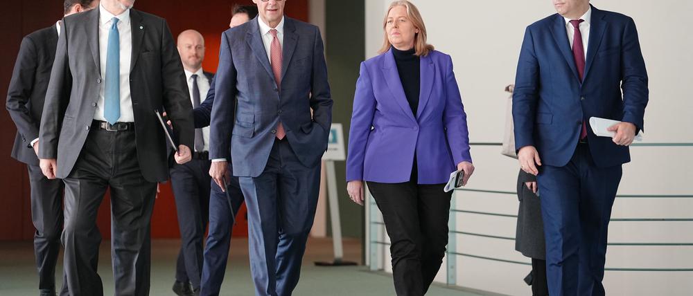 Da hatten sie schon Ergebnisse dabei: Die Parteichefs von CSU, CDU und zwei mal SPD (von links) auf dem Weg zur Pressekonferenz nach dem letzten Koalitionsausschuss