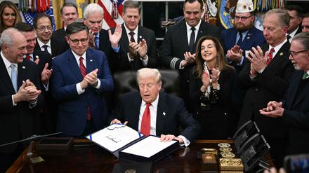 US-Präsident Donald Trump unterschreibt das Gesetz für den Übergangshaushalt. Damit ist der Shutdown beendet.