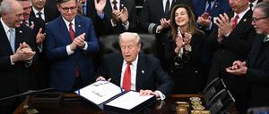 US-Präsident Donald Trump unterschreibt das Gesetz für den Übergangshaushalt. Damit ist der Shutdown beendet.