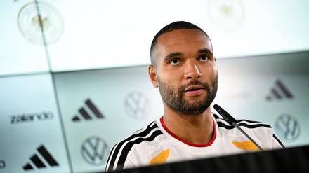 Jonathan Tah hat über besondere Herausforderungen für zwei junge Nationalteamkollegen gesprochen.