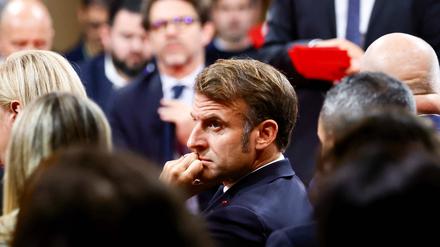 Frankreichs Präsident Emmanuel Macron trifft Leser von La Depeche du Midi und spricht mit Lesern der Zeitung (Symbolbild).