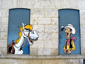 Eine Wandbemalung in Angoulême mit Lucky Luke von Zeichner Morris. 