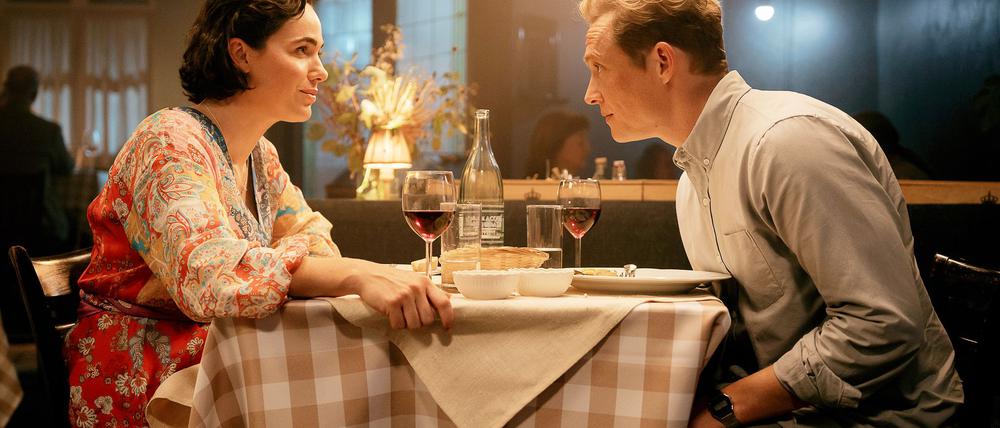 Matthias Schweighöfer (r) als Felix und Verena Altenberger als Paula in einer Szene das Films.