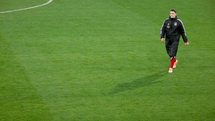 Florian Wirtz geht über den Trainigsplatz. 