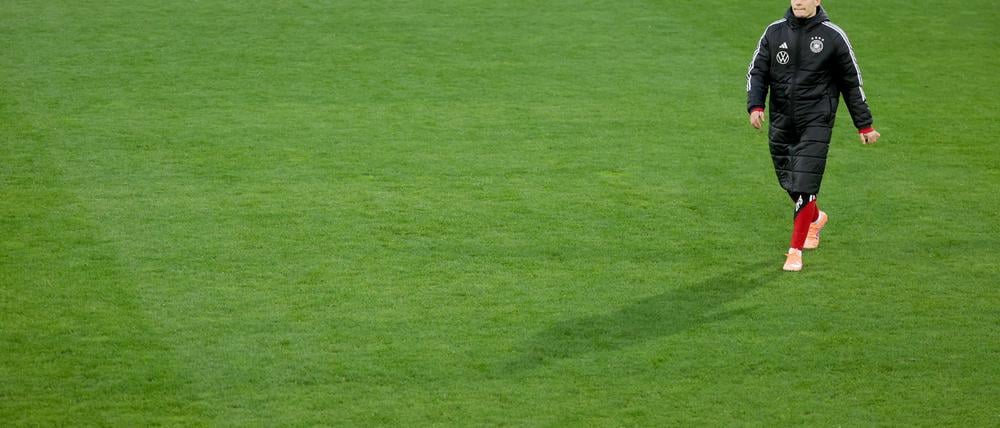Florian Wirtz geht über den Trainigsplatz.