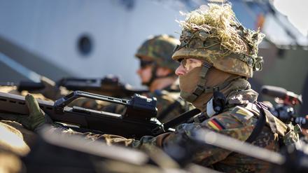 Soldaten bei einer Militärübung zur Absicherung des Hafenbereiches in Rostock, im September. 
